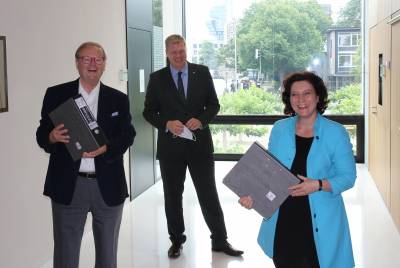 Unterschriftenübergabe in Hannover - Dieter Baumann, Ulf Thiele MdL und Dr. Carola Reimann